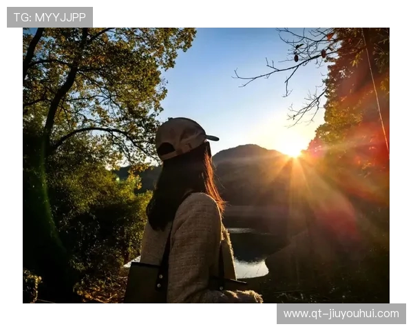 夕阳草场上专注踢球的少女动感背影绘画意境之美丽展现瞬间魅力姿 夕阳草场上专注踢球的少女动感背影绘画意境之美丽展现瞬间魅力姿